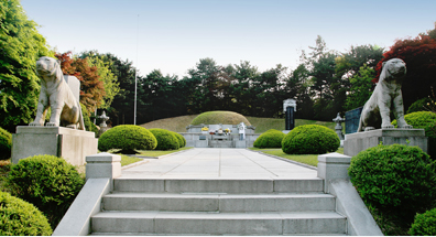 Gravesite of President Park Chung-Hee and His Wife2